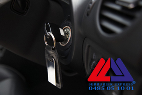 Ouverture de porte de voiture.